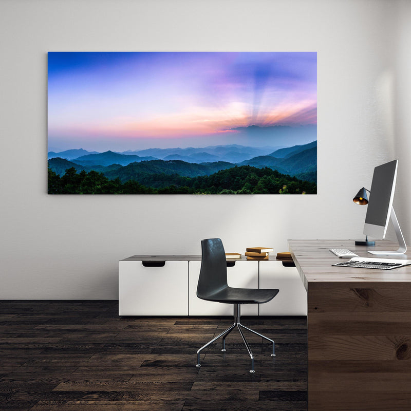 Office Poster  - Bergblick mit Sonnenstrahl an einer Wand in minimalistisch eingerichtetem Heim-Büro