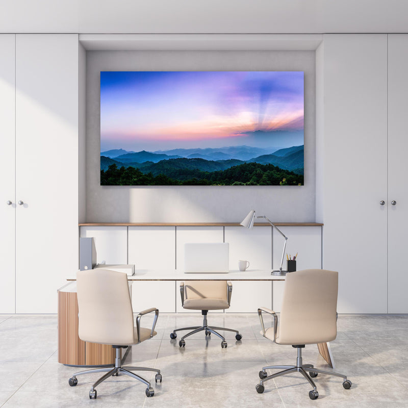 Office Poster  - Bergblick mit Sonnenstrahl hinter weißem Holzschreibtisch mit Tischlampe