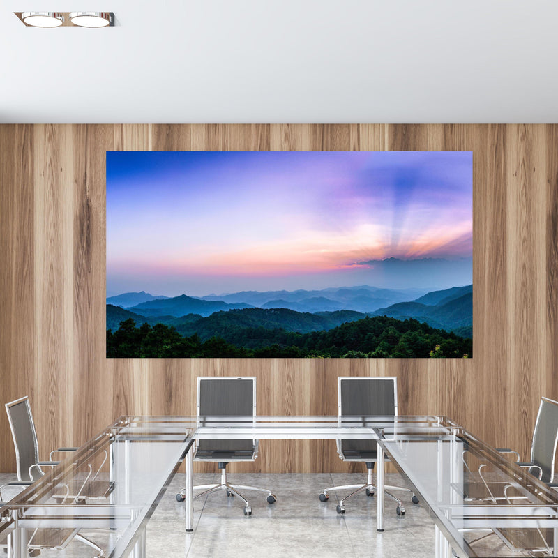 Office Poster  - Bergblick mit Sonnenstrahl in einem Konferenzraum mit Glastisch und Holzwand