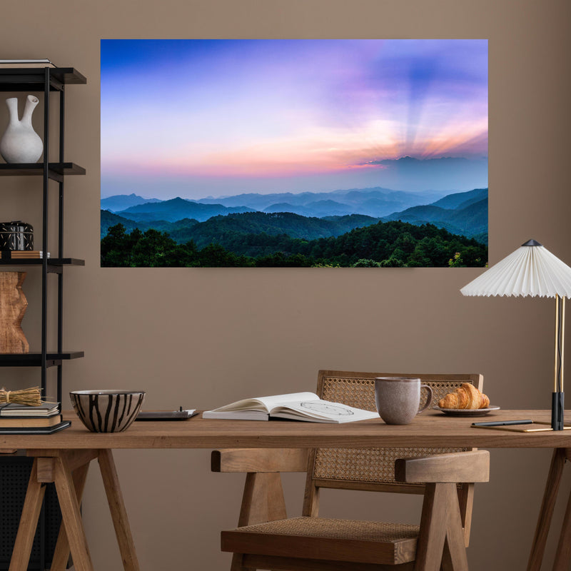 Office Poster  - Bergblick mit Sonnenstrahl über poliertem Holztisch mit stilvoller Lampe - rechteckig