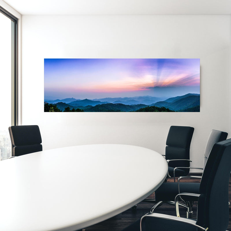 Office Poster  - Bergblick mit Sonnenstrahl in einem Konferenzraum hinter weißem ovalem Tisch