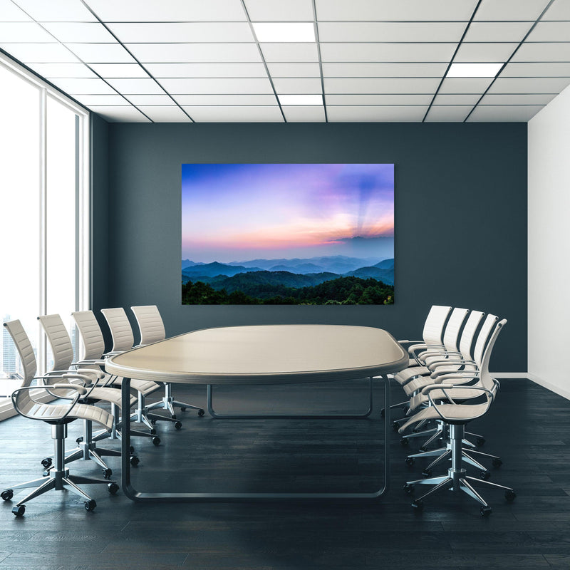 Office Poster  - Bergblick mit Sonnenstrahl an blauer Wand in einem Besprechungsraum