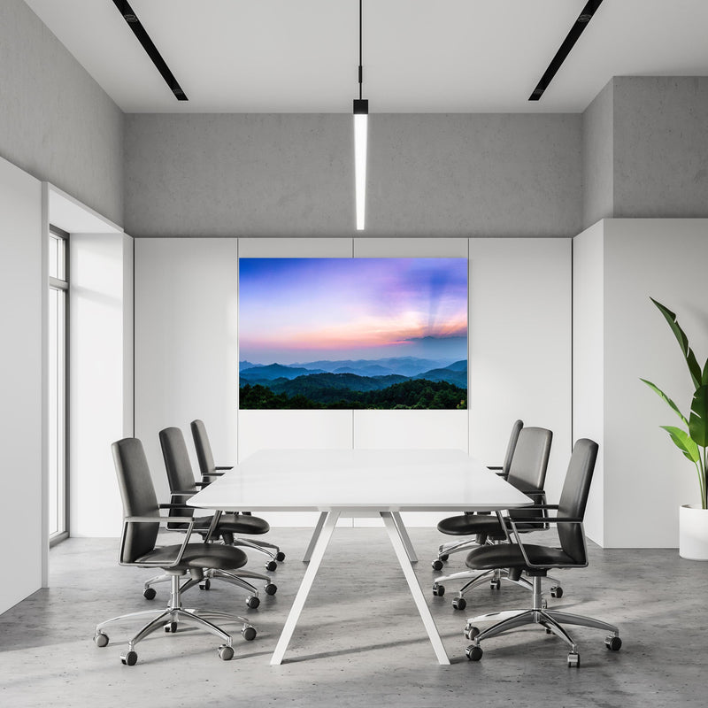 Office Poster  - Bergblick mit Sonnenstrahl in einem Konferenzraum an weißer Wand hängend