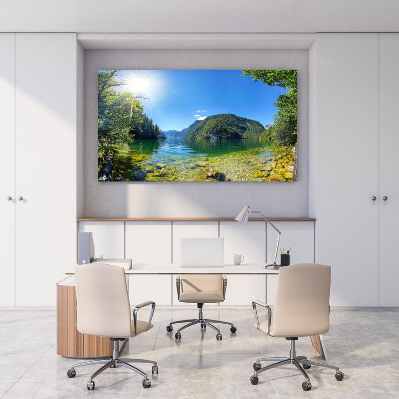 Office Poster  - Berge Alpen Königsee Österreich hinter weißem Holzschreibtisch mit Tischlampe