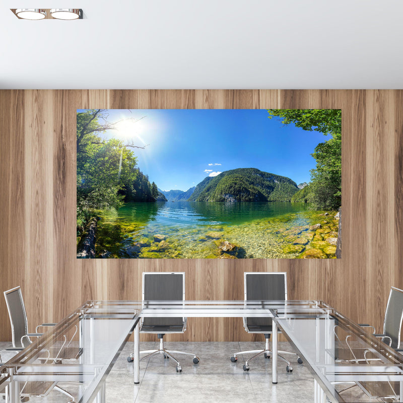 Office Poster  - Berge Alpen Königsee Österreich in einem Konferenzraum mit Glastisch und Holzwand