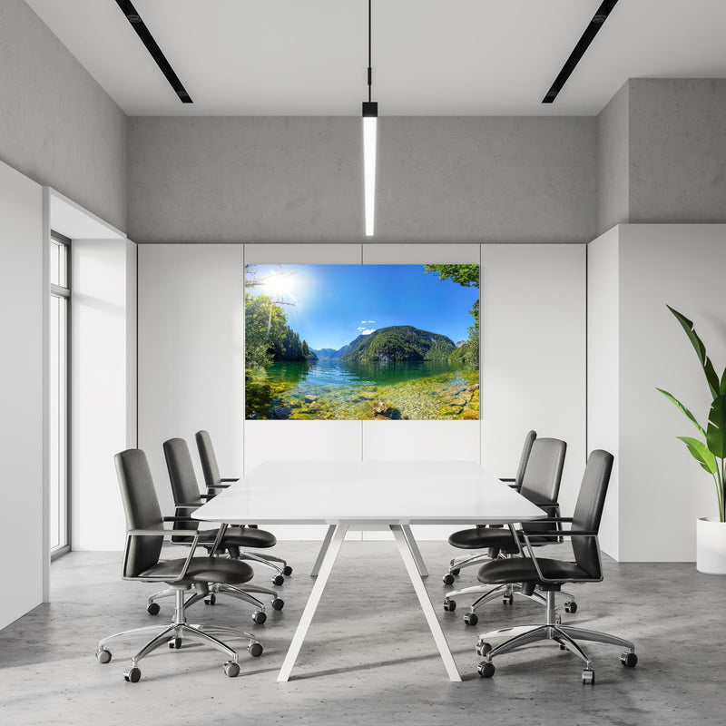 Office Poster  - Berge Alpen Königsee Österreich in einem Konferenzraum an weißer Wand hängend