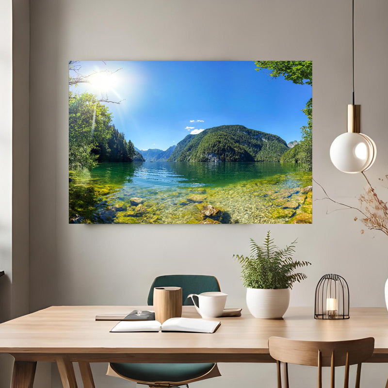 Office Poster  - Berge Alpen Königsee Österreich über klassischem Holztisch mit runder Vase - rechteckig