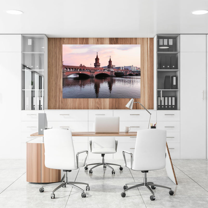 Office Poster  - Berliner Brücke bei Tag an einer Holzwand hängend im Büroraum
Office Poster  - Berliner Brücke bei Tag an einer Holzwand hängend im Büroraum