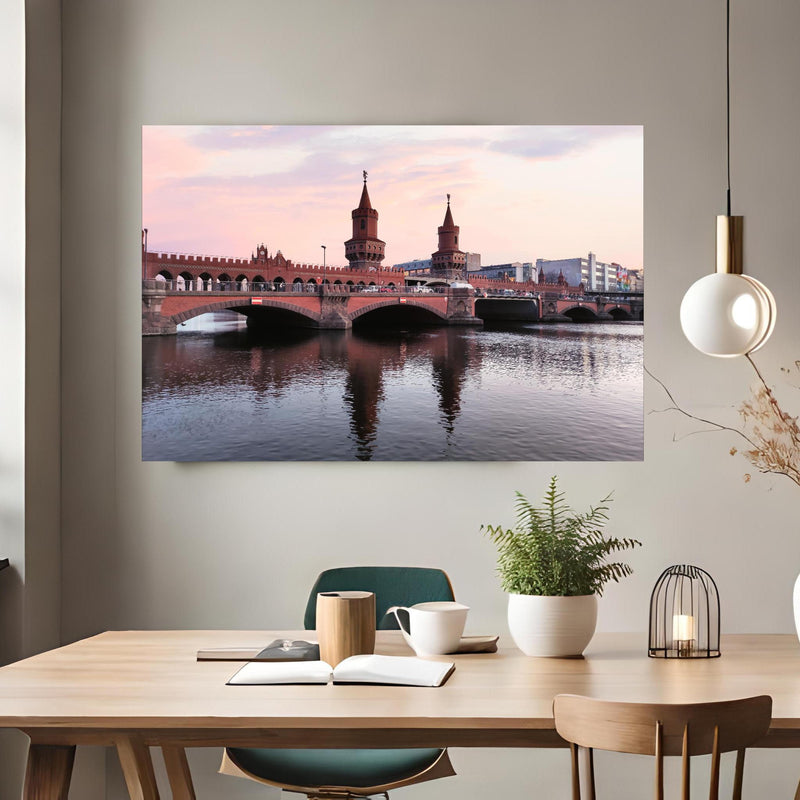 Office Poster  - Berliner Brücke bei Tag über klassischem Holztisch mit runder Vase - rechteckig