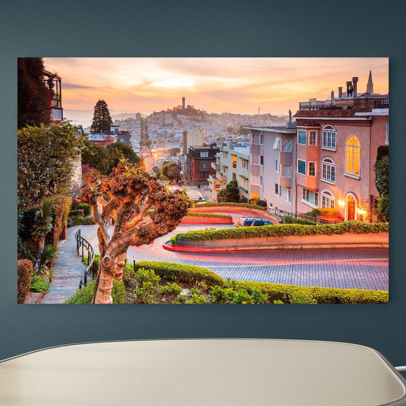 Office Poster  - Berühmte Lombard Street in San Francisco an blauer Wand in einem Besprechungsraum Zoom