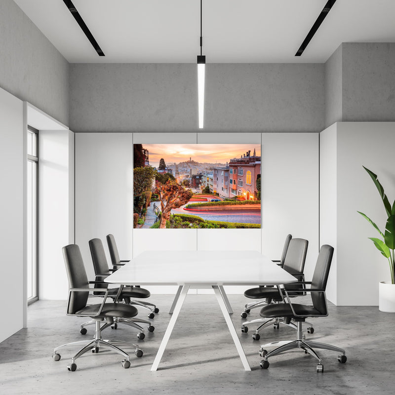 Office Poster  - Berühmte Lombard Street in San Francisco in einem Konferenzraum an weißer Wand hängend