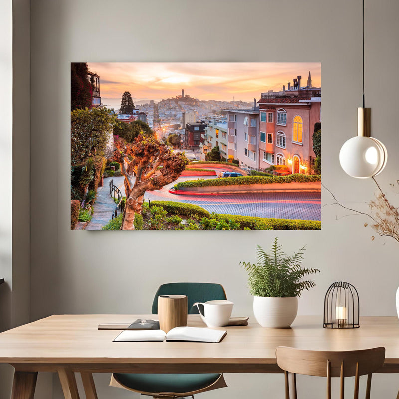 Office Poster  - Berühmte Lombard Street in San Francisco über klassischem Holztisch mit runder Vase - rechteckig