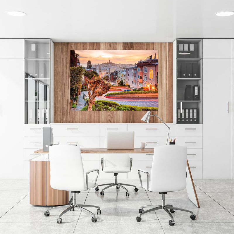 Office Poster  - Berühmte Lombard Street in San Francisco an einer Holzwand hängend im Büroraum
Office Poster  - Berühmte Lombard Street in San Francisco an einer Holzwand hängend im Büroraum