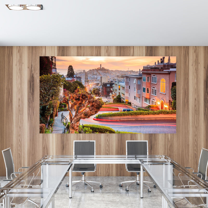 Office Poster  - Berühmte Lombard Street in San Francisco in einem Konferenzraum mit Glastisch und Holzwand