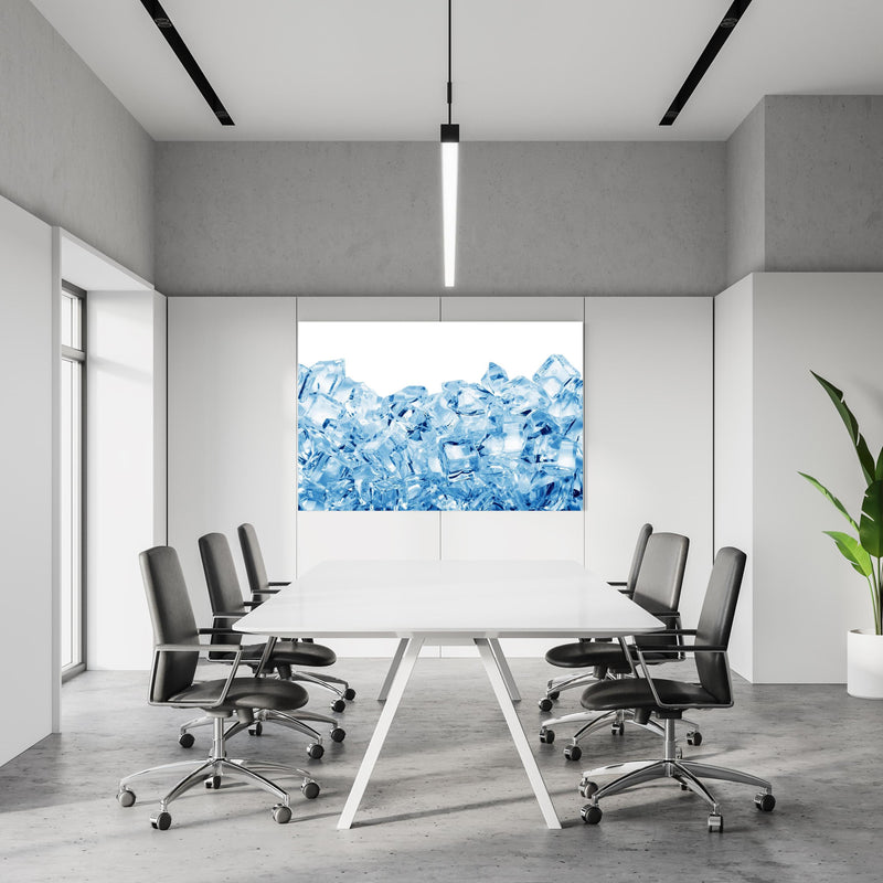 Office Poster  - Blau kristallklarer Eiswürfel in einem Konferenzraum an weißer Wand hängend