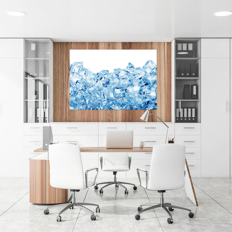 Office Poster  - Blau kristallklarer Eiswürfel an einer Holzwand hängend im Büroraum
Office Poster  - Blau kristallklarer Eiswürfel an einer Holzwand hängend im Büroraum