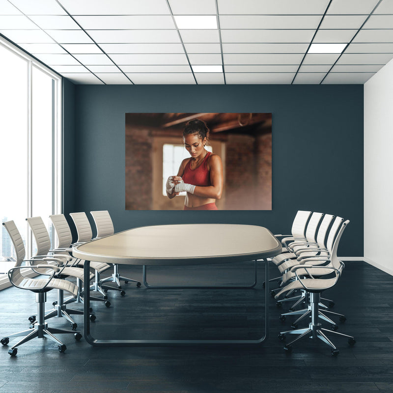 Office Poster  - Boxerin mit Armband am Handgelenk an blauer Wand in einem Besprechungsraum