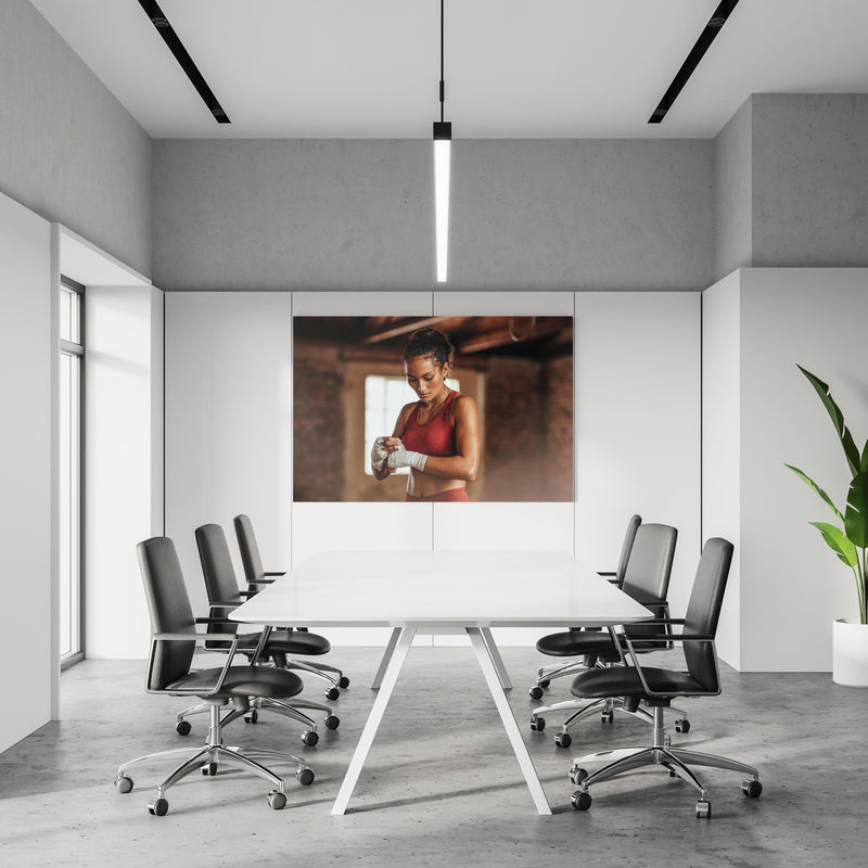 Office Poster  - Boxerin mit Armband am Handgelenk in einem Konferenzraum an weißer Wand hängend