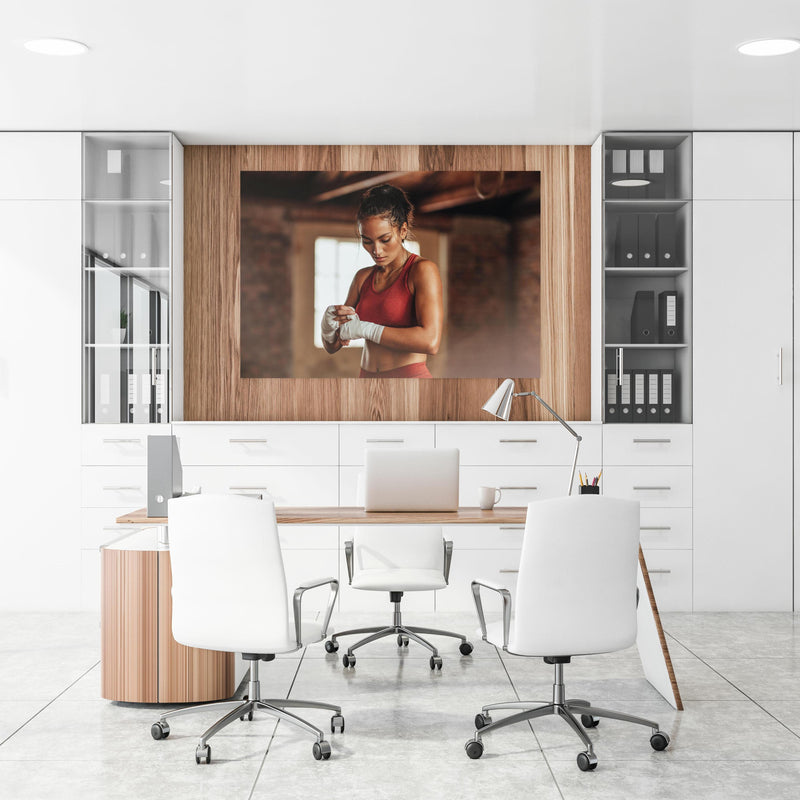 Office Poster  - Boxerin mit Armband am Handgelenk an einer Holzwand hängend im Büroraum
Office Poster  - Boxerin mit Armband am Handgelenk an einer Holzwand hängend im Büroraum