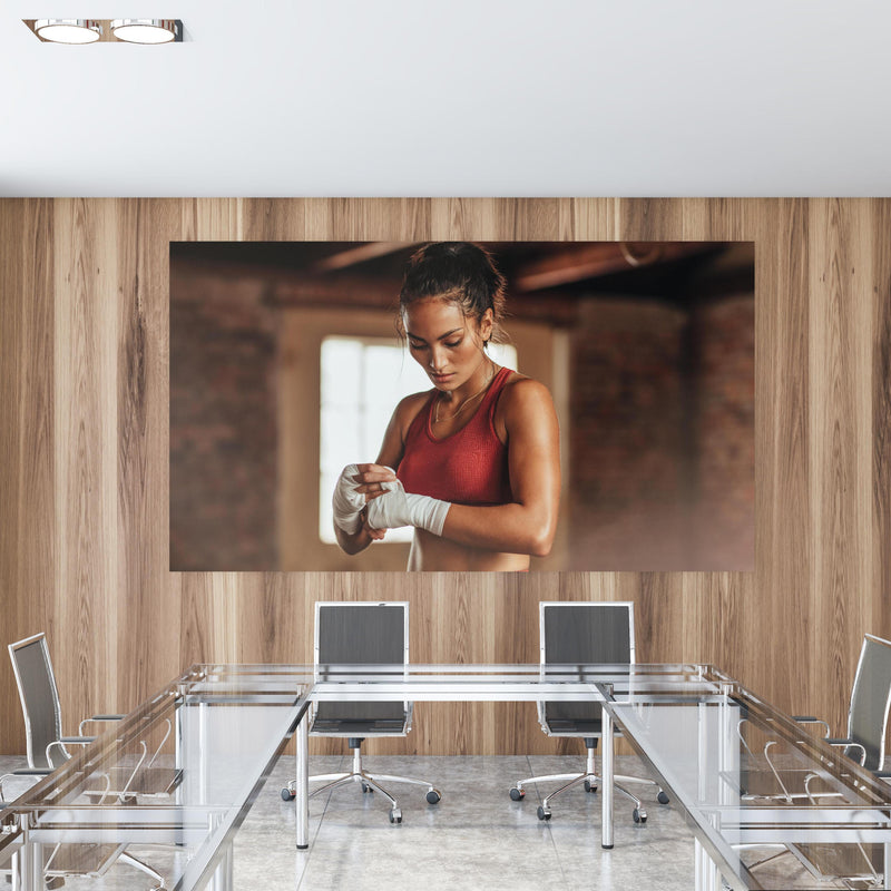 Office Poster  - Boxerin mit Armband am Handgelenk in einem Konferenzraum mit Glastisch und Holzwand