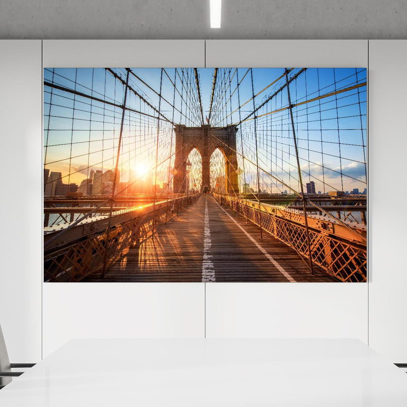 Office Poster  - Brooklyn Bridge bei Sonnenuntergang  in einem Konferenzraum an weißer Wand hängend Zoom