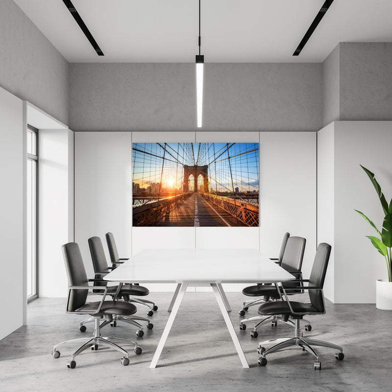 Office Poster  - Brooklyn Bridge bei Sonnenuntergang  in einem Konferenzraum an weißer Wand hängend