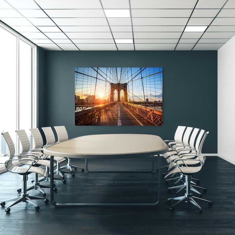 Office Poster  - Brooklyn Bridge bei Sonnenuntergang  an blauer Wand in einem Besprechungsraum