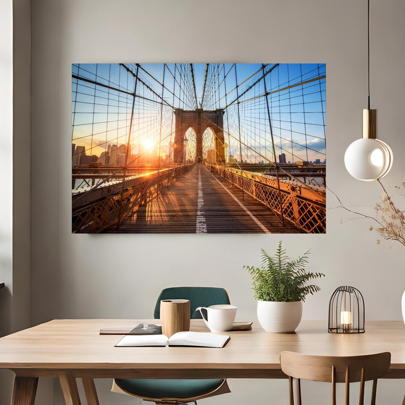 Office Poster  - Brooklyn Bridge bei Sonnenuntergang  über klassischem Holztisch mit runder Vase - rechteckig