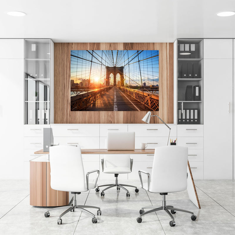 Office Poster  - Brooklyn Bridge bei Sonnenuntergang  an einer Holzwand hängend im Büroraum
Office Poster  - Brooklyn Bridge bei Sonnenuntergang  an einer Holzwand hängend im Büroraum