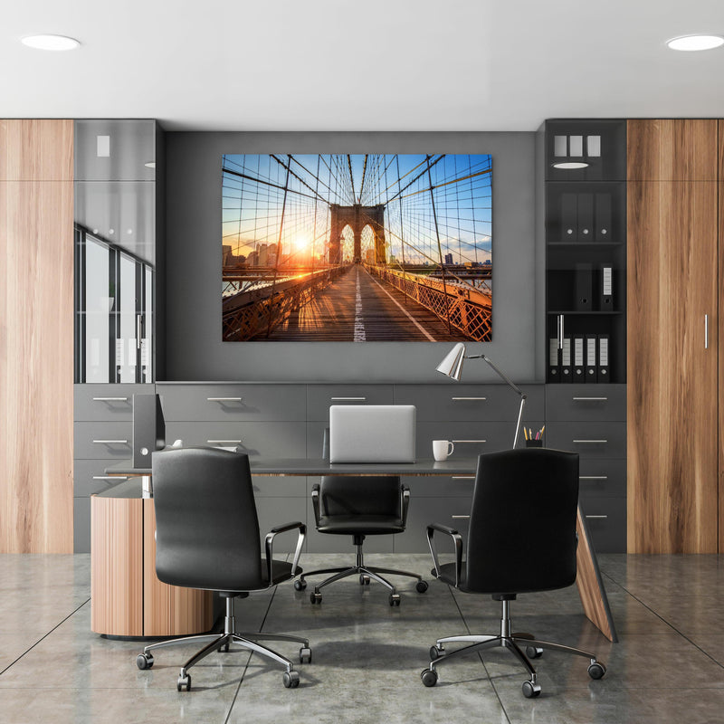 Office Poster  - Brooklyn Bridge bei Sonnenuntergang  in klassischem Büroraum zwischen Holzschränken