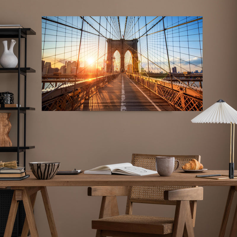 Office Poster  - Brooklyn Bridge bei Sonnenuntergang  über poliertem Holztisch mit stilvoller Lampe - rechteckig