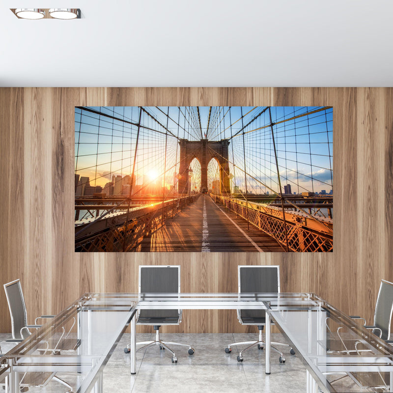 Office Poster  - Brooklyn Bridge bei Sonnenuntergang  in einem Konferenzraum mit Glastisch und Holzwand