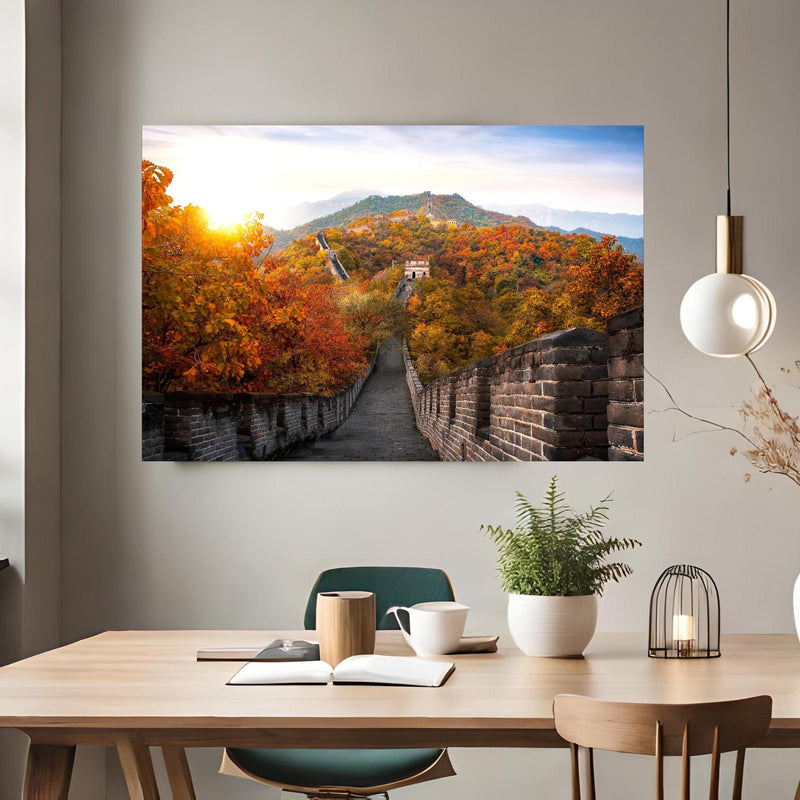 Office Poster  - Chinesische Mauer im Herbst über klassischem Holztisch mit runder Vase - rechteckig