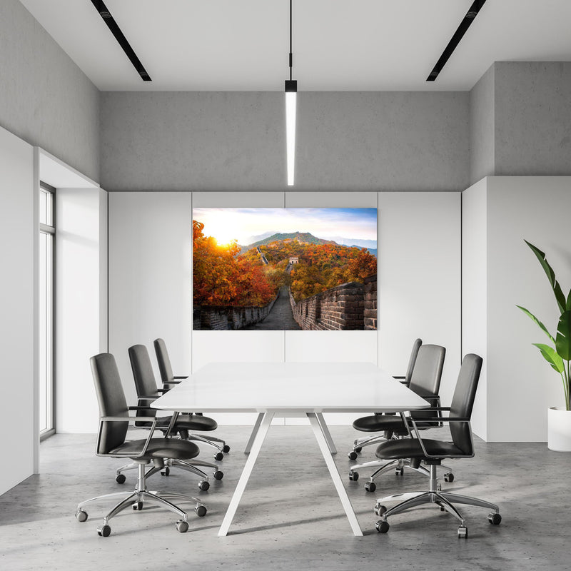 Office Poster  - Chinesische Mauer im Herbst in einem Konferenzraum an weißer Wand hängend