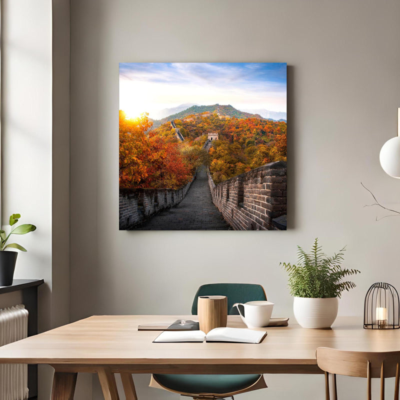 Office Poster  - Chinesische Mauer im Herbst über klassischem Holztisch mit runder Vase - quadratisch