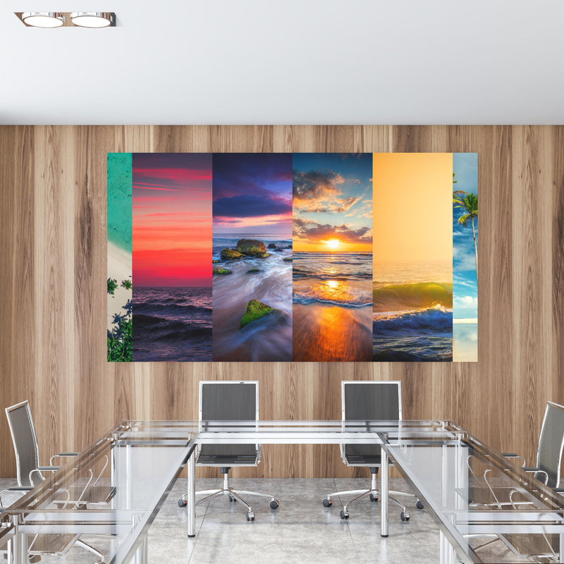 Office Poster  - Collage von Sommer Meer und Strand Bilder in einem Konferenzraum mit Glastisch und Holzwand