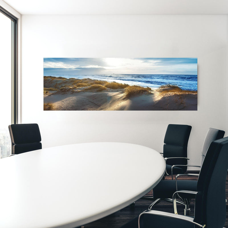 Office Poster  - Dänische Nordseeküste in einem Konferenzraum hinter weißem ovalem Tisch