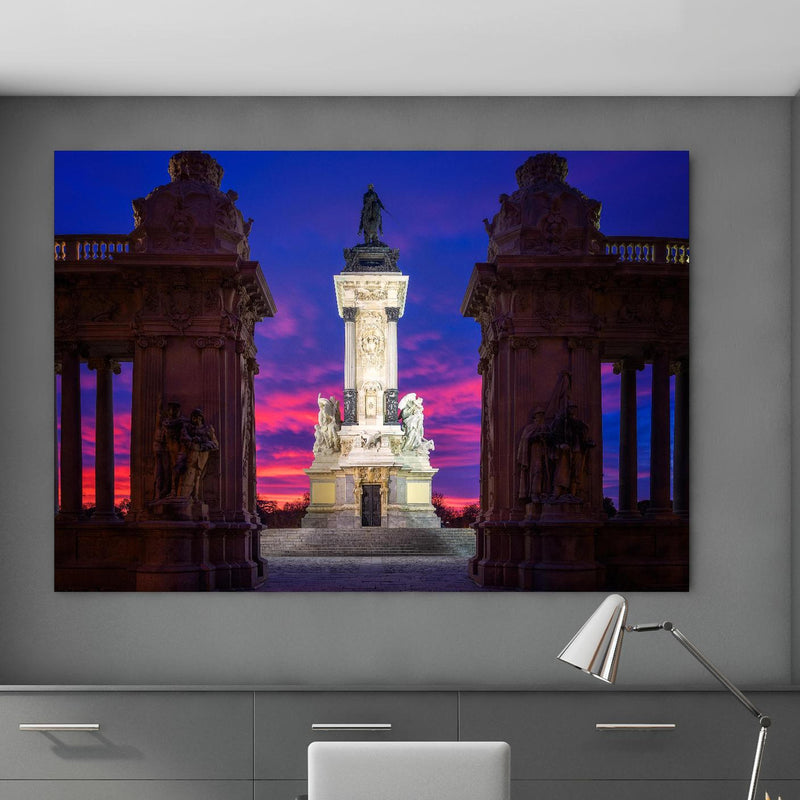 Office Poster  - Denkmal für Alfonso XII bei rötlichem Himmel in klassischem Büroraum zwischen Holzschränken Zoom