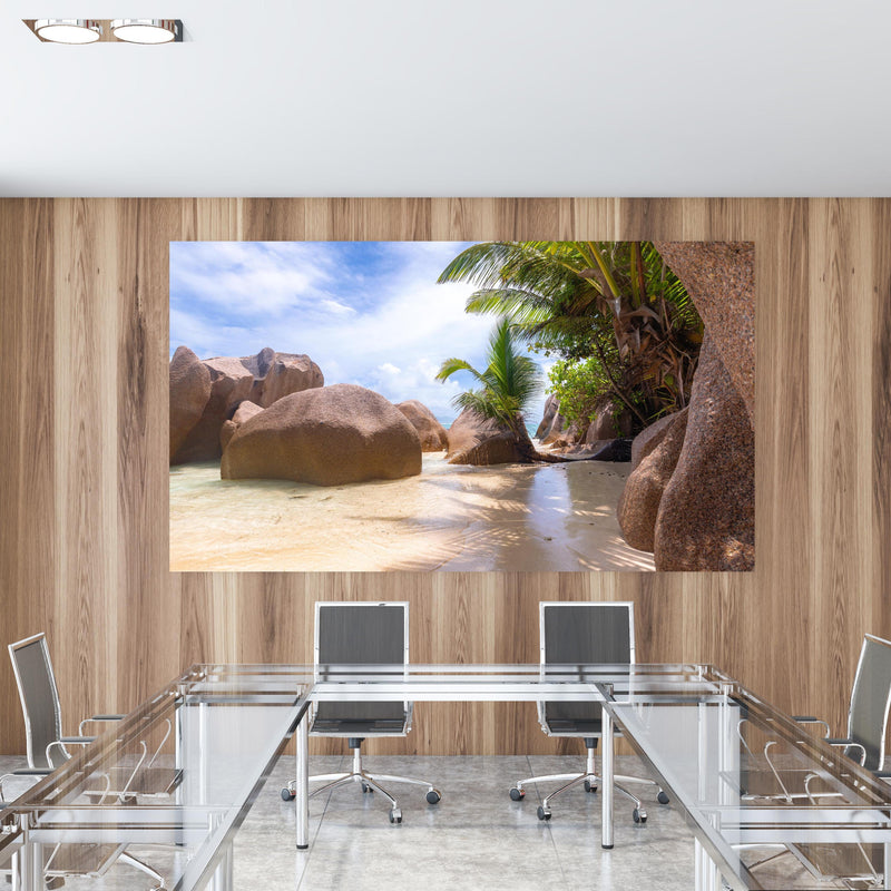 Office Poster  - Der Traumstrand - Anse Source d Argent in einem Konferenzraum mit Glastisch und Holzwand