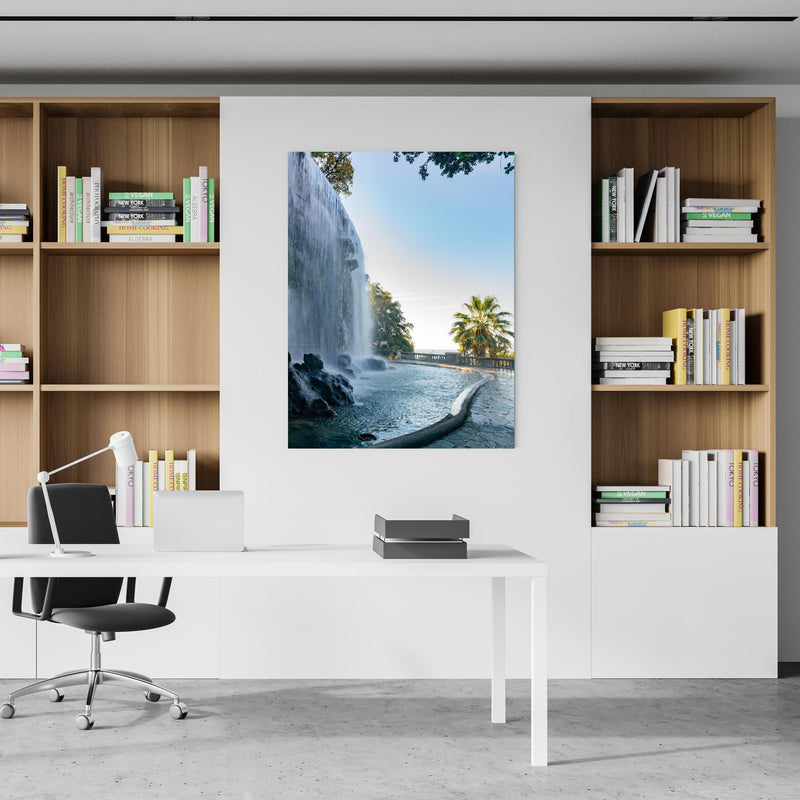 Office Poster  - Der Wasserfall Cascade Du Casteu in Castel Hill an einem Bücherschrank hinter kleinem Schreibtisch