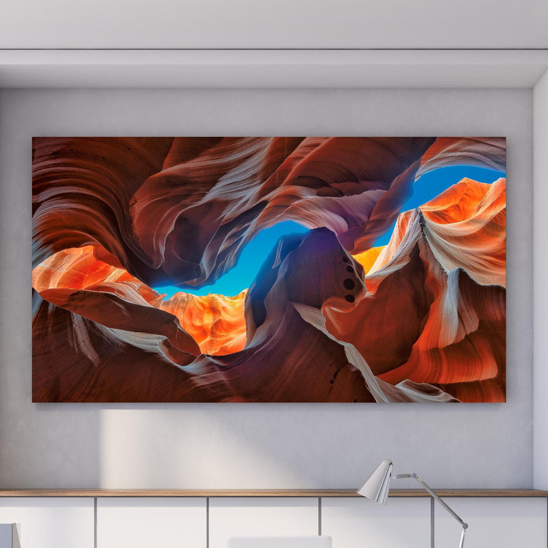 Office Poster  - Der magische Antelope Canyon hinter weißem Holzschreibtisch mit Tischlampe Zoom