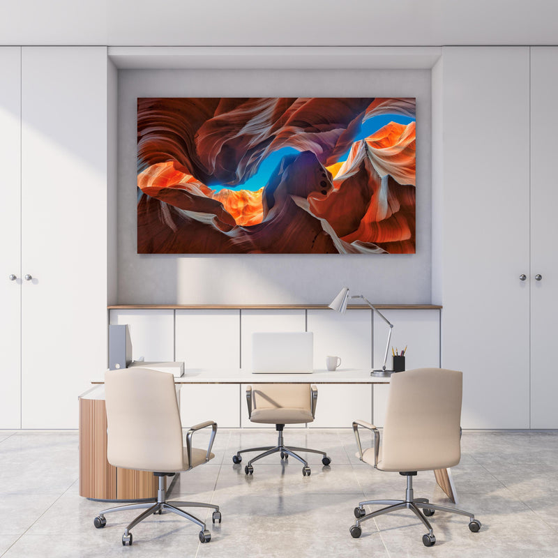 Office Poster  - Der magische Antelope Canyon hinter weißem Holzschreibtisch mit Tischlampe