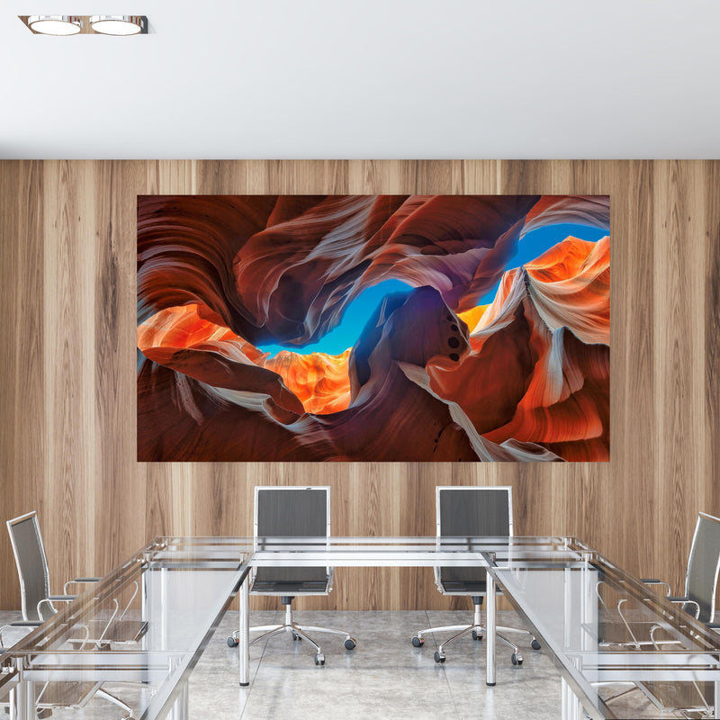 Office Poster  - Der magische Antelope Canyon in einem Konferenzraum mit Glastisch und Holzwand