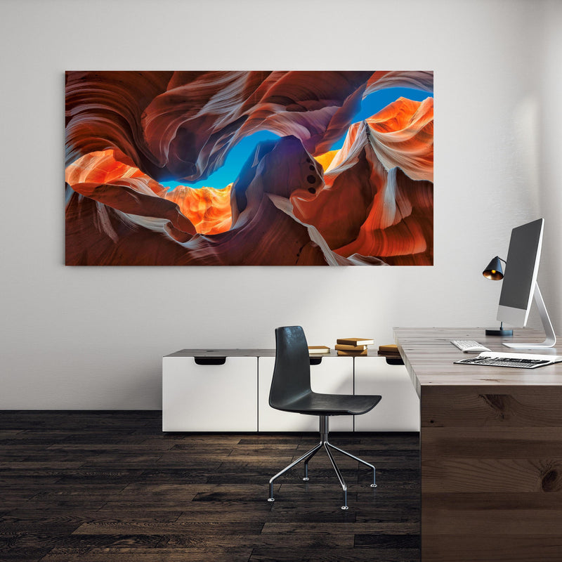 Office Poster  - Der magische Antelope Canyon an einer Wand in minimalistisch eingerichtetem Heim-Büro