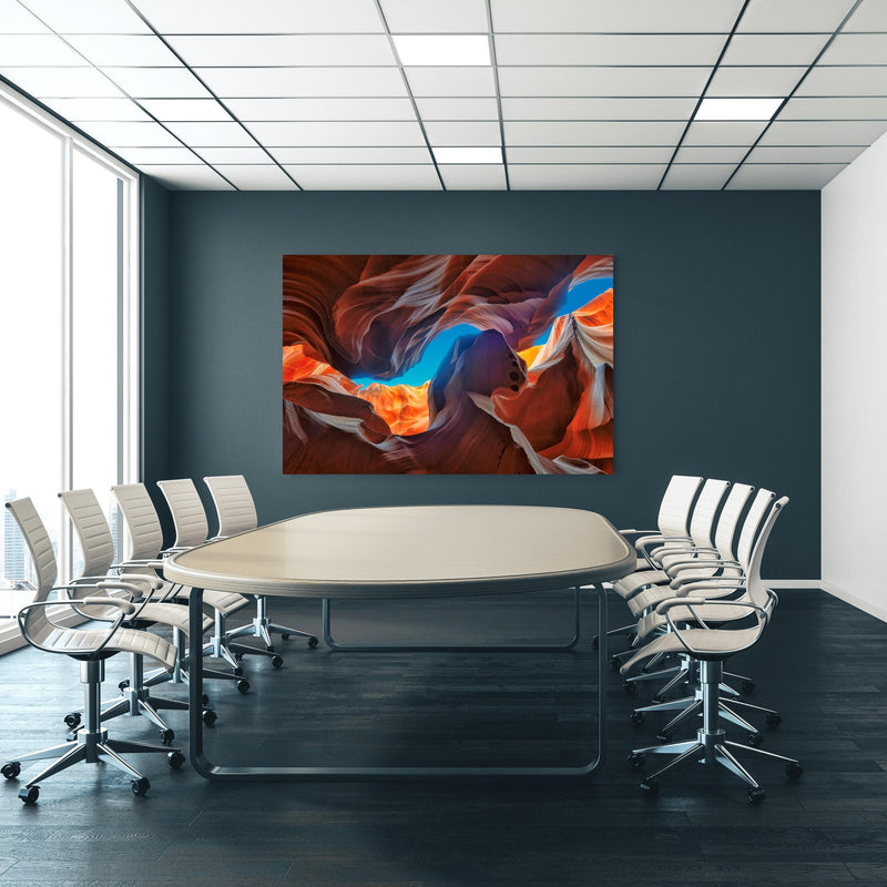 Office Poster  - Der magische Antelope Canyon an blauer Wand in einem Besprechungsraum