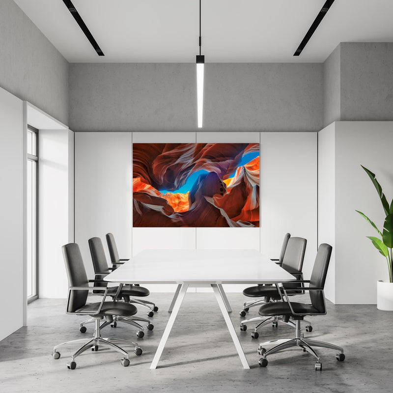 Office Poster  - Der magische Antelope Canyon in einem Konferenzraum an weißer Wand hängend