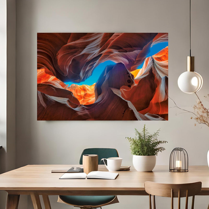 Office Poster  - Der magische Antelope Canyon über klassischem Holztisch mit runder Vase - rechteckig