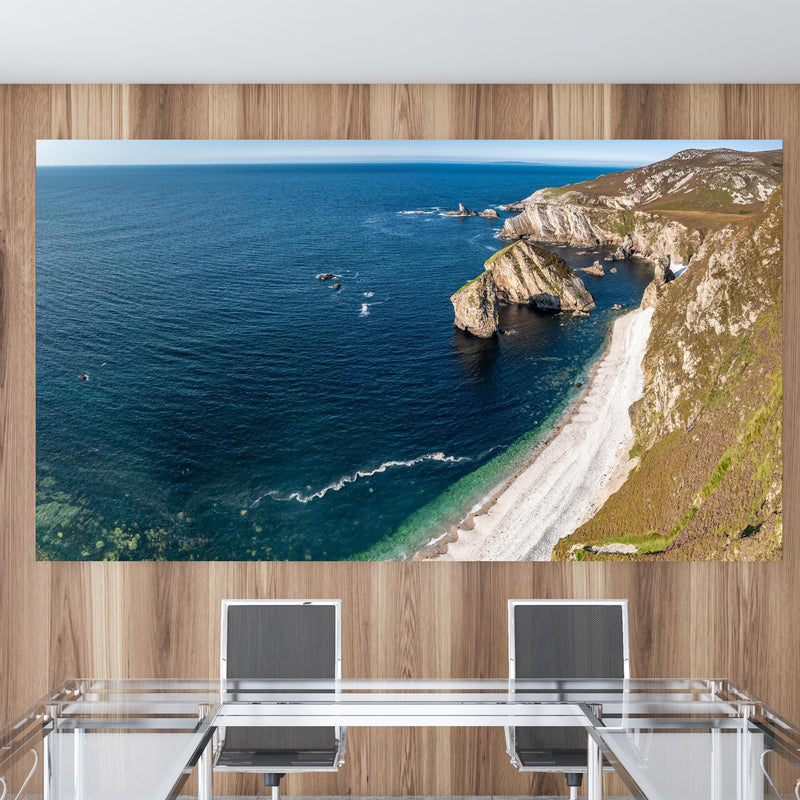 Office Poster  - Die Bucht Glenlough in einem Konferenzraum mit Glastisch und Holzwand Zoom