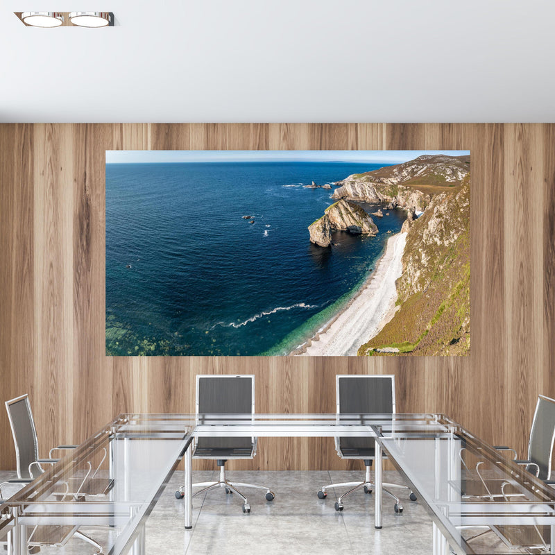 Office Poster  - Die Bucht Glenlough in einem Konferenzraum mit Glastisch und Holzwand