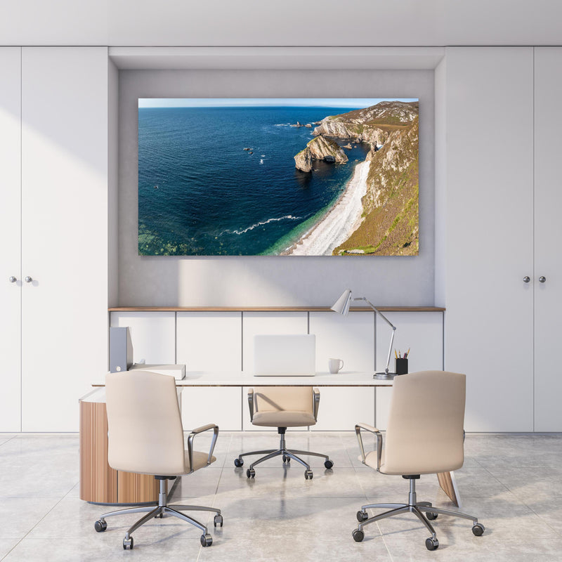 Office Poster  - Die Bucht Glenlough hinter weißem Holzschreibtisch mit Tischlampe